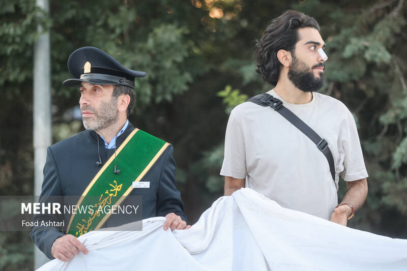 اهتزاز بزرگترین پرچم علوی بر فراز تهران