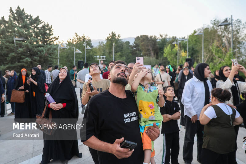 اهتزاز بزرگترین پرچم علوی بر فراز تهران