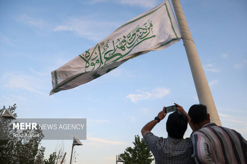 اهتزاز بزرگترین پرچم علوی بر فراز تهران