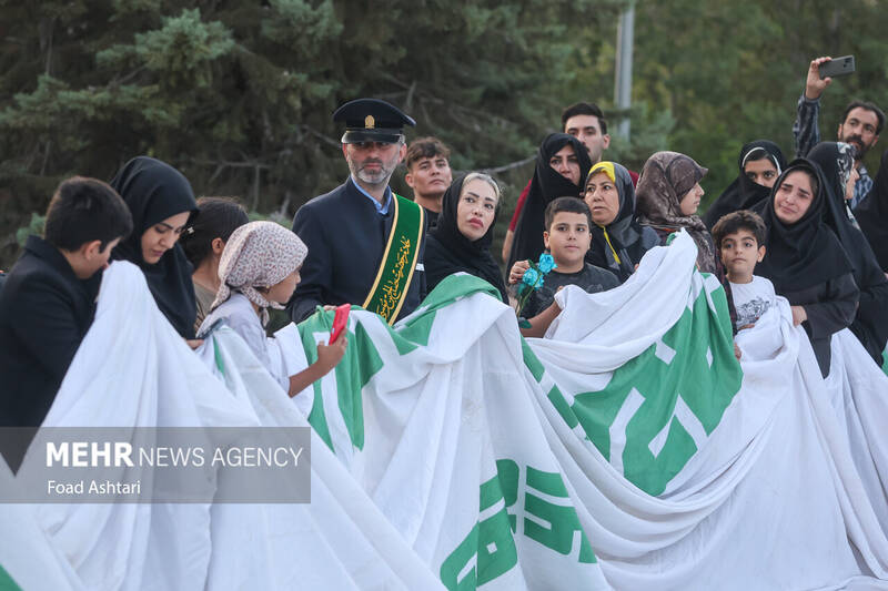 اهتزاز بزرگترین پرچم علوی بر فراز تهران