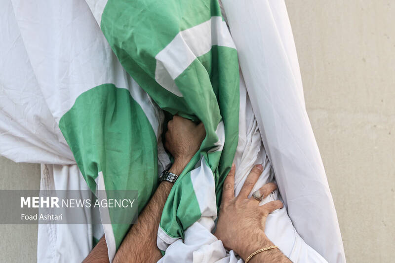 اهتزاز بزرگترین پرچم علوی بر فراز تهران