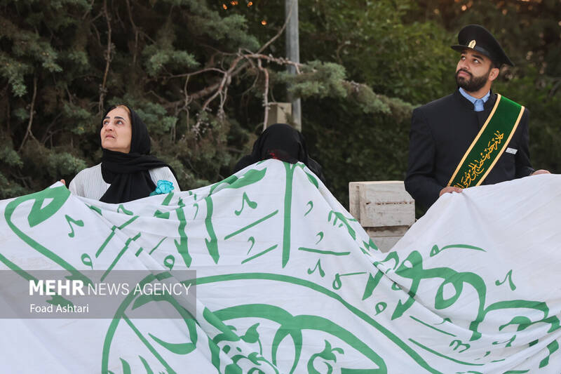 اهتزاز بزرگترین پرچم علوی بر فراز تهران