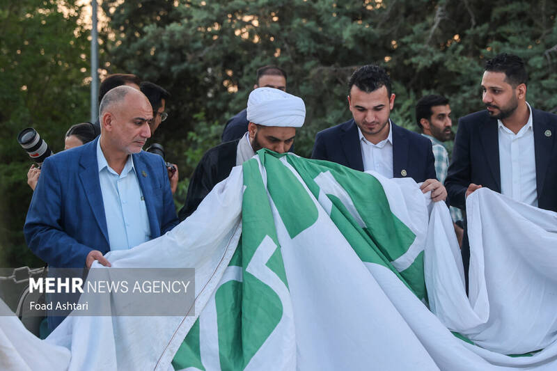 اهتزاز بزرگترین پرچم علوی بر فراز تهران