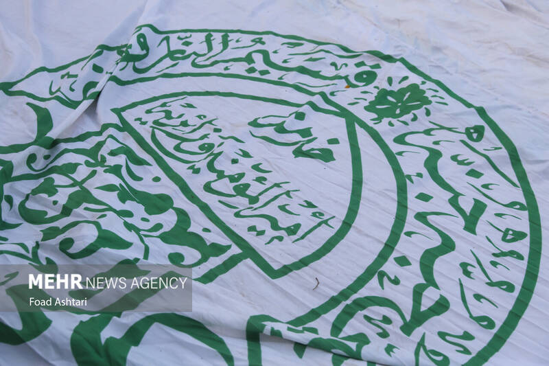 اهتزاز بزرگترین پرچم علوی بر فراز تهران