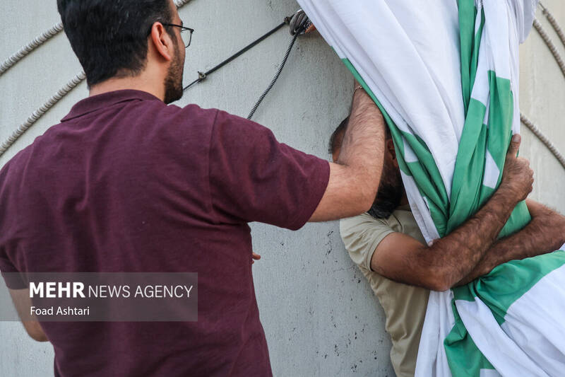 اهتزاز بزرگترین پرچم علوی بر فراز تهران