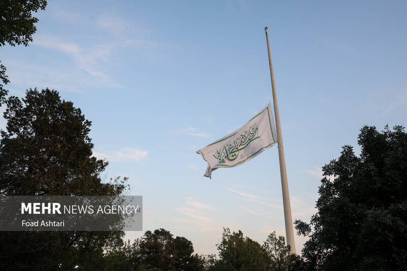 اهتزاز بزرگترین پرچم علوی بر فراز تهران
