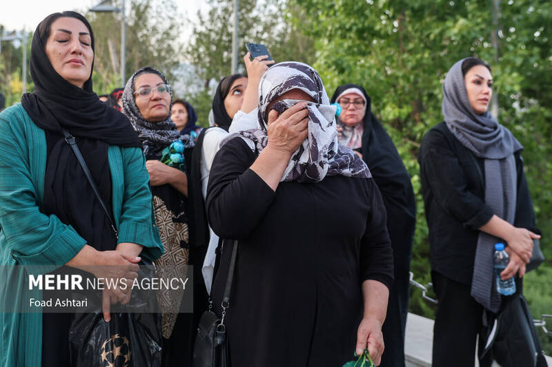 اهتزاز بزرگترین پرچم علوی بر فراز تهران