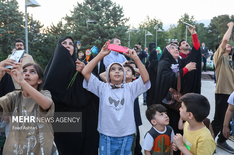 اهتزاز بزرگترین پرچم علوی بر فراز تهران