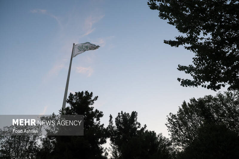 اهتزاز بزرگترین پرچم علوی بر فراز تهران