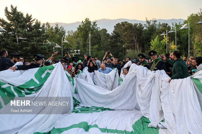 اهتزاز بزرگترین پرچم علوی بر فراز تهران