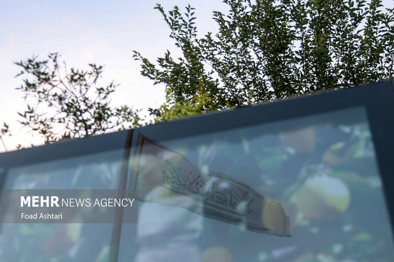 اهتزاز بزرگترین پرچم علوی بر فراز تهران