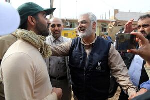 عکس/ شهید طهرانچی در کنار مردم سیل‌زده خوزستان