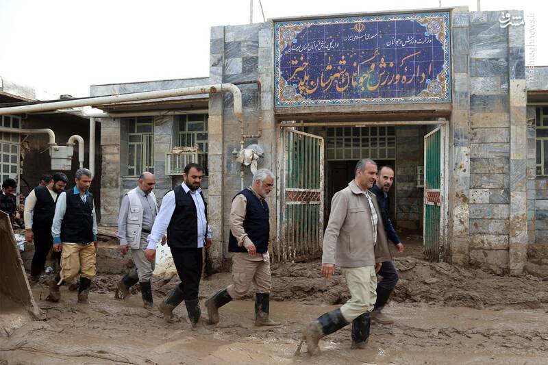 عکس/ شهید طهرانچی در کنار مردم سیل‌زده خوزستان