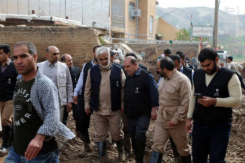 عکس/ شهید طهرانچی در کنار مردم سیل‌زده خوزستان
