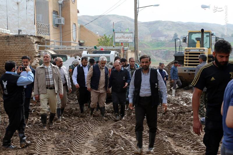 عکس/ شهید طهرانچی در کنار مردم سیل‌زده خوزستان