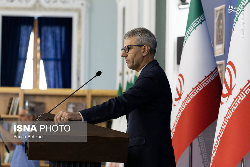 تصاویر شهدای غیر نظامی ایران در نشست خبری بقایی 10