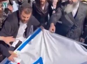 فیلم/ به آتش کشیدن پرچم اسرائیل توسط خاخام‌های یهودی
