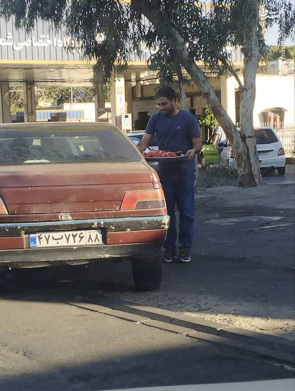 توزیع هندوانه در صف پمپ بنزین تهران