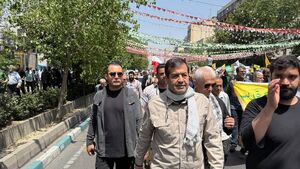 عکس/ حضور وزیر ورزش در راهپیمایی خشم و نصر با لباس بسیجی