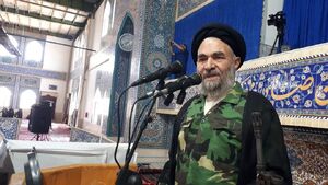 حضور امام‌جمعه بروجرد با لباس نظامی در نماز جمعه