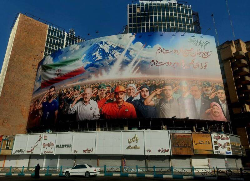 «منم سرباز ایران» به دیوارنگاره میدان ولیعصر رسید +عکس