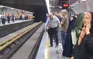 ‌شعار هیهات منالذله مردم در مترو پیتخت