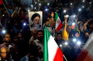 اجتماع ضدصهیونیستی مردم مشهد
تجمع مردمی اعتراض به جنایات رژیم صهیونیستی شامگاه یکشنبه با حضور گسترده زائران و مجاوران حرم رضوی در میدان بیت‌المقدس مشهد برگزار شد.