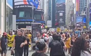 تظاهرات مخالفان ضد جنگ در تایمز اسکوئر نیویورک 

صدها فعال صلح و مخالف جنگ بار دیگر در تایمز اسکوئر منهتن نیویورک همزمان با نشست اضطراری شورای امنیت سازمان ملل درباره پیوستن آمریکا به تجاوز رژیم اسرائیل علیه ایران و حمله به تاسیسات هسته ای کشورمان، به خیابان ها آمدند و فریاد پایان جنگ را سردادند.