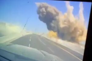 فیلم/ لحظه برخورد موشک ایرانی به بزرگراهی در اشدود