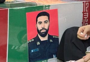 عکس/ همسر و فرزند شهید رامین نصیری در کنار پیکر شهید