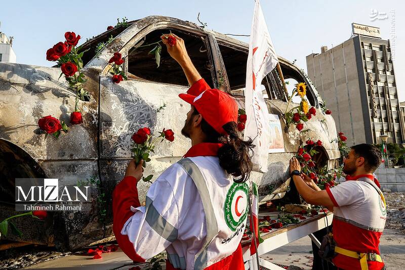 عکس / گلباران آمبولانس هدفقرارگرفته شده در میدان هفتتیر 24