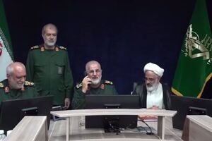 فیلم/ لحظۀ اعلام رمز عملیات بشارت فتح توسط فرمانده کل سپاه