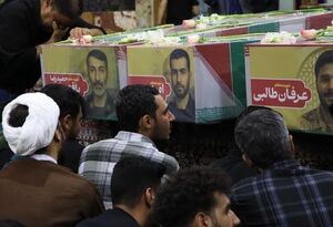 وداع جانسوز یزد با شهدا / فریاد «مرگ بر آمریکا» در دل شب حظیره + عکس