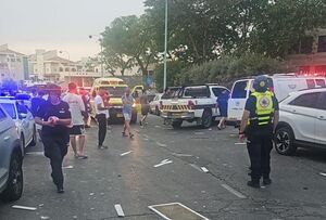 عکس/ آمبولانس‌ها در حال انتقال مجروحان به بیمارستان هستند