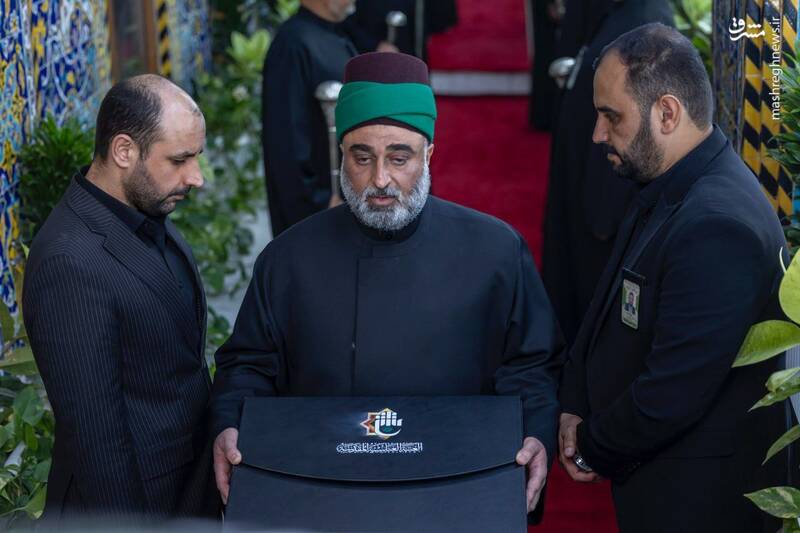 عکس/ مراسم تعویض پرچم حرمین کربلا در شب اول محرم ۱۴۴۶ ه.ق