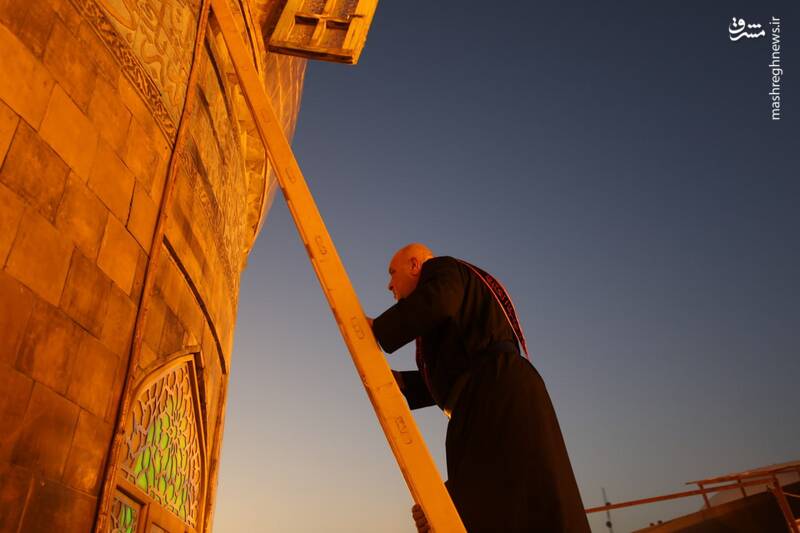 عکس/ مراسم تعویض پرچم حرمین کربلا در شب اول محرم ۱۴۴۶ ه.ق