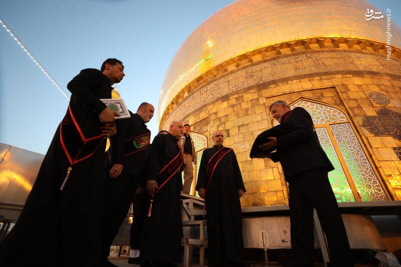 عکس/ مراسم تعویض پرچم حرمین کربلا در شب اول محرم ۱۴۴۶ ه.ق