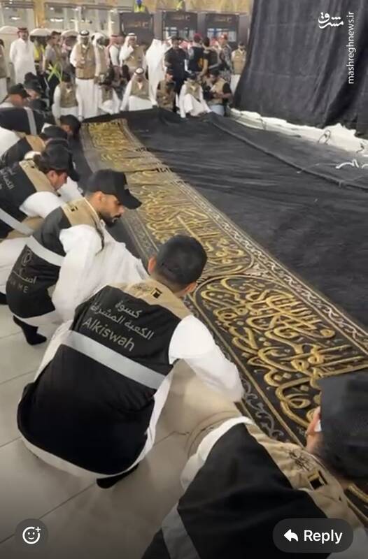 تصویری از تعویض پرده خانه خدا