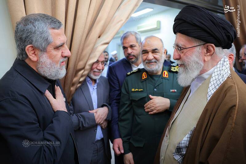 مشرق نیوز - تصویری از دیدار سرلشکر پاسدار شهید ایزدی با رهبر انقلاب