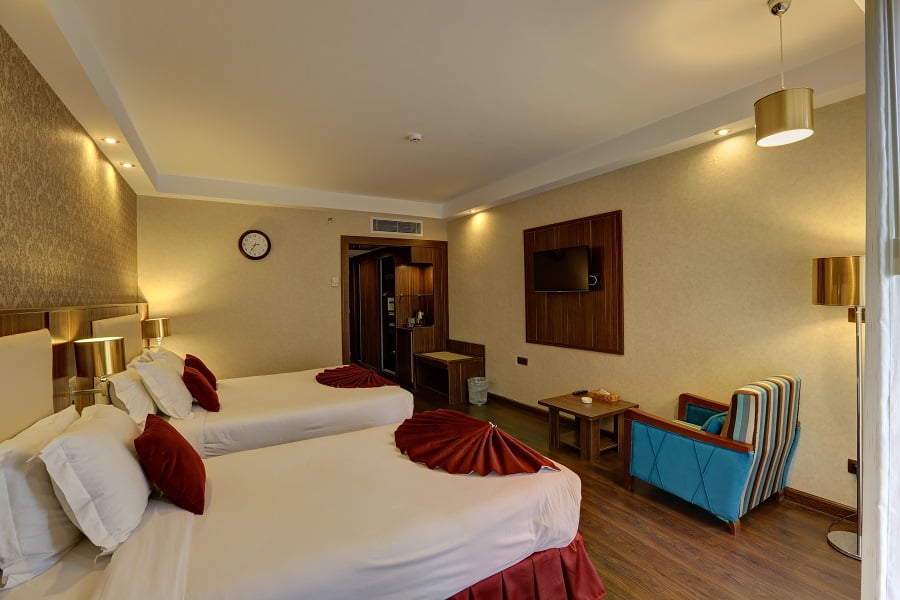 هتل پارسیان انقلاب تهران؛ لذت اقامت نزدیک بهترین کافههای ادبی پایتخت