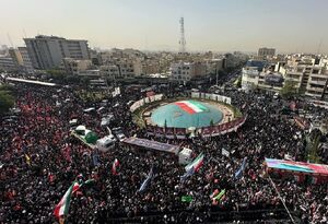 تصویر هوایی از سیل جمعیت در مراسم تشییع شهدا در میدان انقلاب