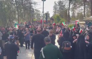 انتظار مردم برای پیکر سرداران شهید در قطعه ۲۴ گلزار شهدا