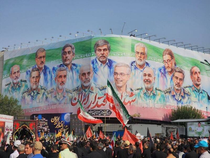 دیوار نگاره میدان انقلاب به استقبال تشییع فرماندهان و دانشمندان شهید رفت