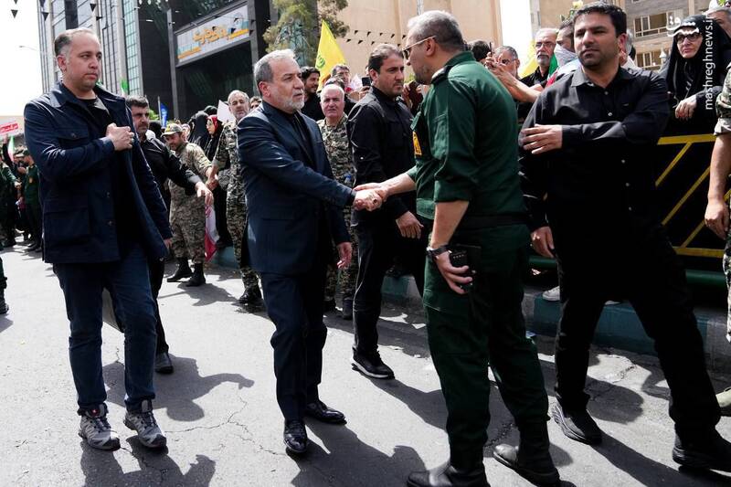عکس / حضور وزیر امور خارجه در مراسم تشییع شهدا 6