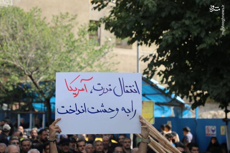 عکس / پلاکاردها و دست نوشته‌ها در مراسم تشییع شهدای اقتدار 4