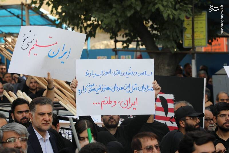 عکس / پلاکاردها و دست نوشته‌ها در مراسم تشییع شهدای اقتدار 16