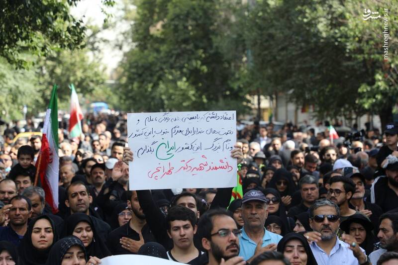 عکس / پلاکاردها و دست نوشته‌ها در مراسم تشییع شهدای اقتدار 11