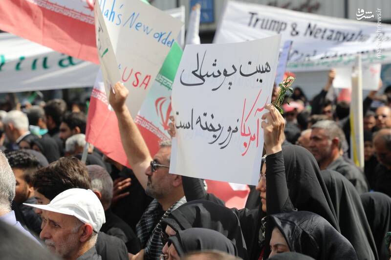 عکس / پلاکاردها و دست نوشته‌ها در مراسم تشییع شهدای اقتدار 24