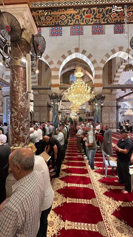 تصاویری از اقامه نماز ظهر در مصلای قِبلی در مسجد مبارک الاقصی