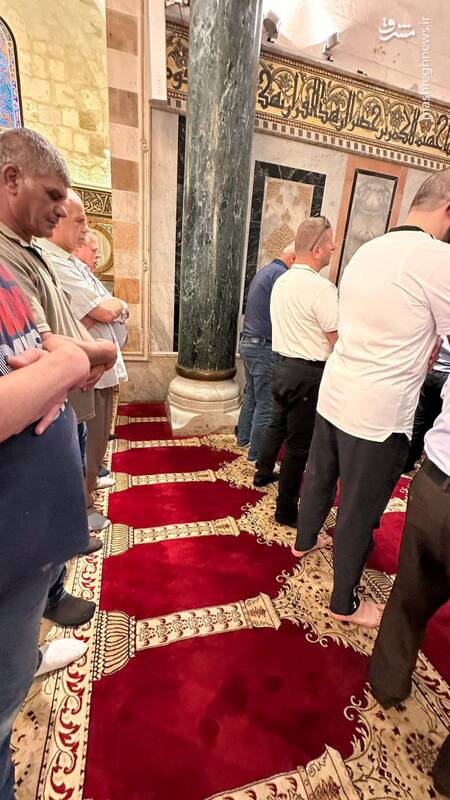 تصاویری از اقامه نماز ظهر در مصلای قِبلی در مسجد مبارک الاقصی